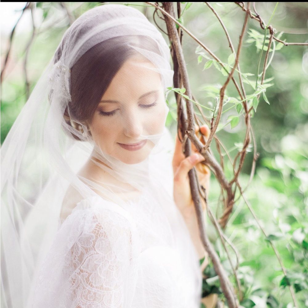 Elegant White Lace accent juliet Bridal Veil - Picture 4 of 6